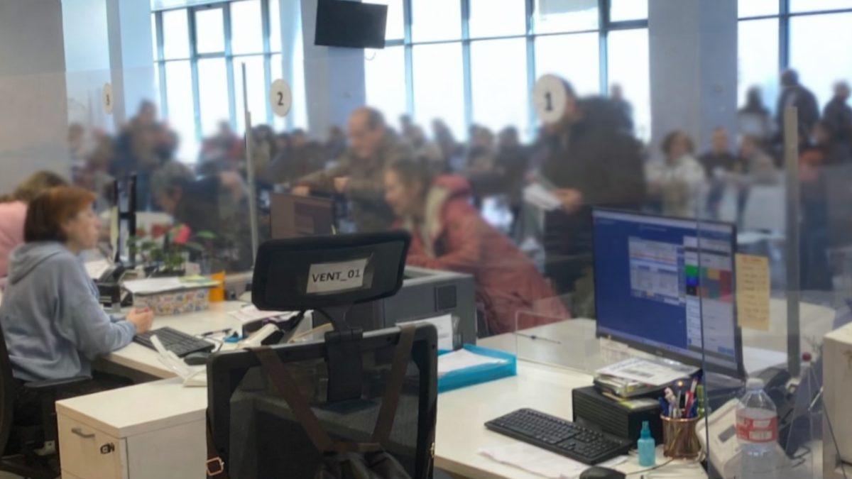 Denuncian mafias que venden citas para trámites municipales en Alcorcón