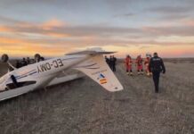 Una avioneta vuelca tras un aterrizaje de emergencia cerca de Alcorcón Una avioneta vuelca tras un aterrizaje de emergencia cerca de Alcorcón