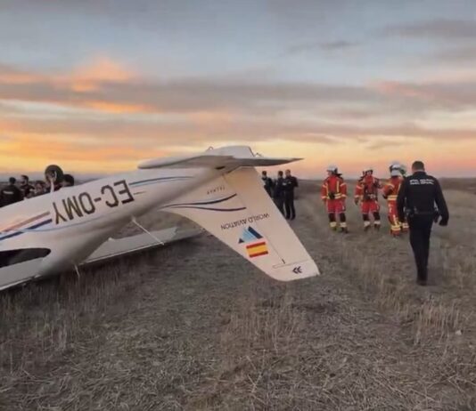 Una avioneta vuelca tras un aterrizaje de emergencia cerca de Alcorcón Una avioneta vuelca tras un aterrizaje de emergencia cerca de Alcorcón