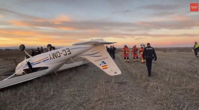 Una avioneta vuelca tras un aterrizaje de emergencia cerca de Alcorcón
