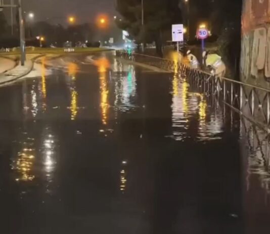 La lluvia cae con fuerza en Alcorcón y deja imágenes de calles inundadas