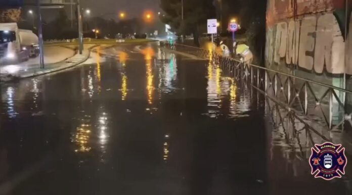 La lluvia cae con fuerza en Alcorcón y deja imágenes de calles inundadas