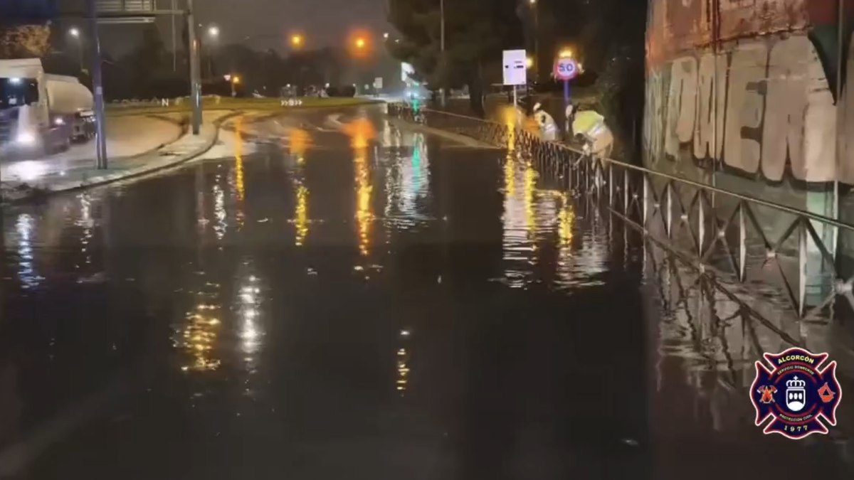 La lluvia cae con fuerza en Alcorcón y deja imágenes de calles inundadas