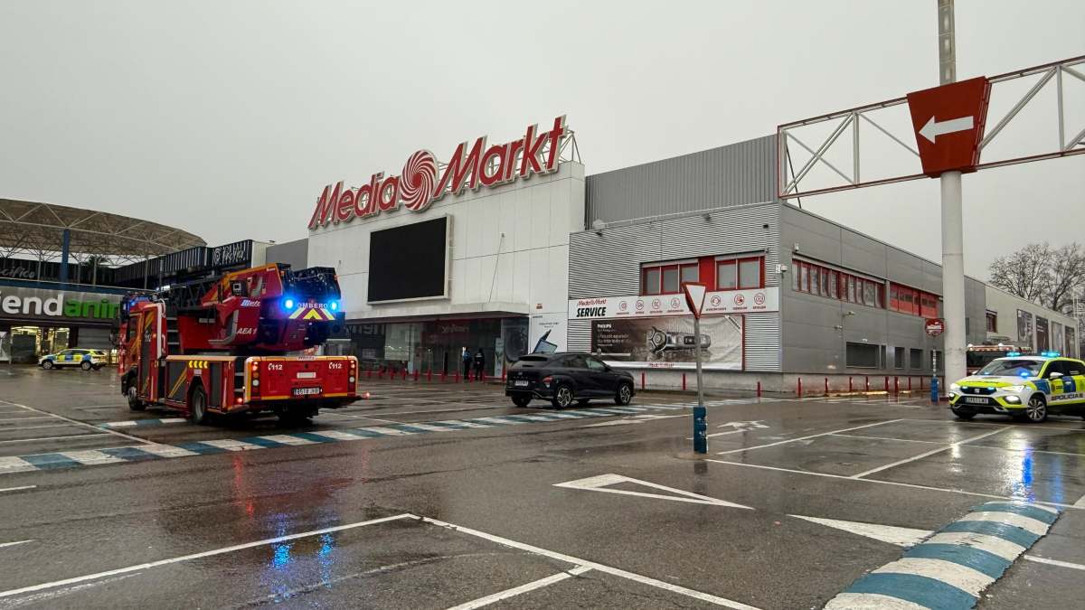 Susto en Parque Oeste: un incendio obliga a intervenir en el MediaMarkt de Alcorcón