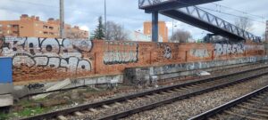 Enfrentamiento entre Ayuntamiento y Partido Popular por el estado de los muros de la C-5 de Cercanías en Alcorcón