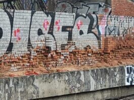 Enfrentamiento entre Ayuntamiento y Partido Popular por el estado de los muros de la C-5 de Cercanías en Alcorcón