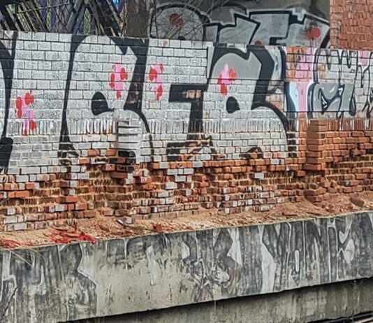 Enfrentamiento entre Ayuntamiento y Partido Popular por el estado de los muros de la C-5 de Cercanías en Alcorcón