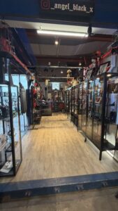 Black Angel, la tienda gótica que empezó en una feria y ahora triunfa en Alcorcón