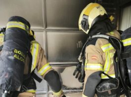 Los Bomberos de Alcorcón evitan que un incendio se propague a otras viviendas en Porto Cristo