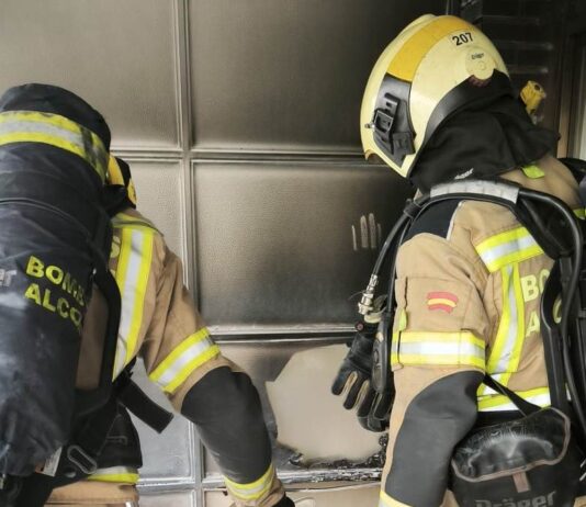 Los Bomberos de Alcorcón evitan que un incendio se propague a otras viviendas en Porto Cristo