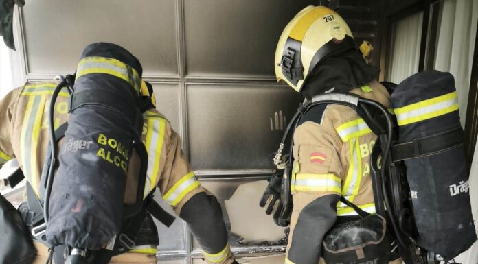 Los Bomberos de Alcorcón evitan que un incendio se propague a otras viviendas en Porto Cristo Los Bomberos de Alcorcón evitan que un incendio se propague a otras viviendas en Porto Cristo