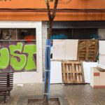 Vecinos de Alcorcón denuncian un local okupa con 18 personas y consumo de drogas