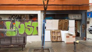 Vecinos de Alcorcón denuncian un local okupa con 18 personas y consumo de drogas