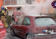 Las llamas devoran un coche en la calle Polvoranca de Alcorcón