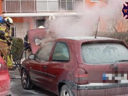 Las llamas devoran un coche en la calle Polvoranca de Alcorcón