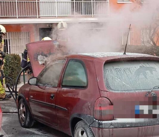 Las llamas devoran un coche en la calle Polvoranca de Alcorcón