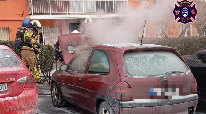 Las llamas devoran un coche en la calle Polvoranca de Alcorcón Las llamas devoran un coche en la calle Polvoranca de Alcorcón