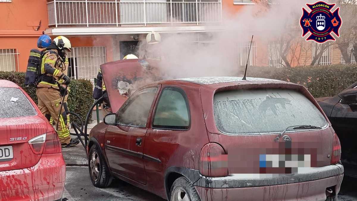 Las llamas devoran un coche en la calle Polvoranca de Alcorcón