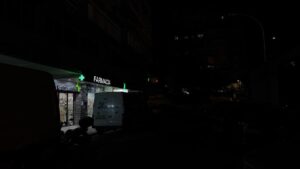 Comerciantes de la plaza de La Toja toman medidas drásticas ante la falta de luz en Alcorcón