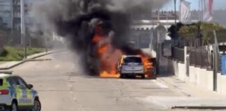 Aparatoso incendio de un coche en Alcorcón