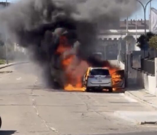 Aparatoso incendio de un coche en Alcorcón Aparatoso incendio de un coche en Alcorcón