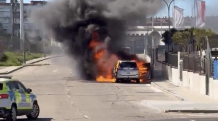 Aparatoso incendio de un coche en Alcorcón Aparatoso incendio de un coche en Alcorcón