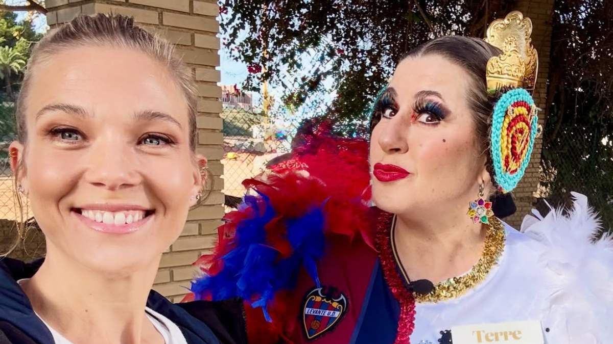 La Terremoto de Alcorcón mezcla Fallas y fútbol en un homenaje inesperado a Valencia