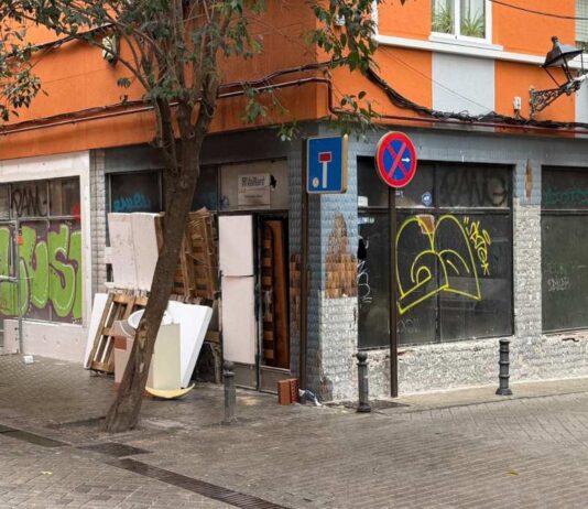 Vecinos de Alcorcón denuncian un local okupa con 18 personas y consumo de drogas