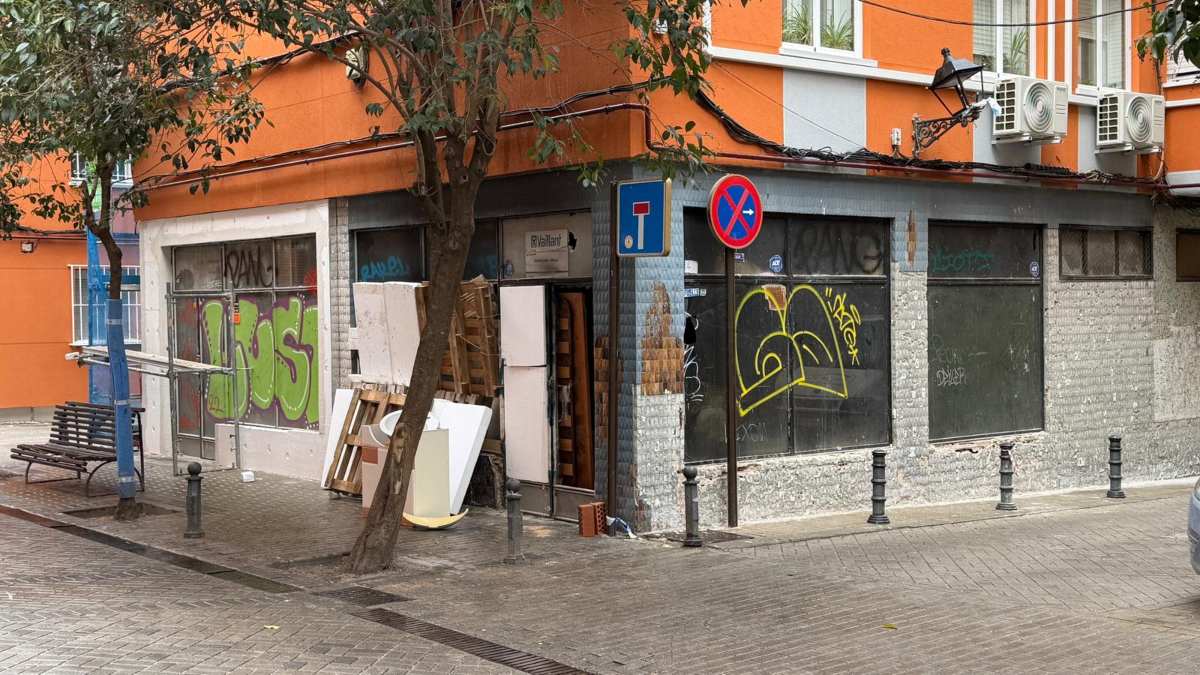 Vecinos de Alcorcón denuncian un local okupa con 18 personas y consumo de drogas