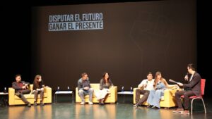 Los jóvenes toman la palabra en un debate sin filtros organizado por Más Madrid en Alcorcón