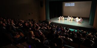 Los jóvenes toman la palabra en un debate sin filtros organizado por Más Madrid en Alcorcón