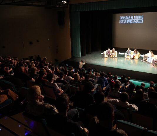 Los jóvenes toman la palabra en un debate sin filtros organizado por Más Madrid en Alcorcón
