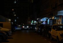 Comerciantes de la plaza de La Toja toman medidas drásticas ante la falta de luz en Alcorcón