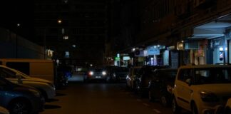 Comerciantes de la plaza de La Toja toman medidas drásticas ante la falta de luz en Alcorcón