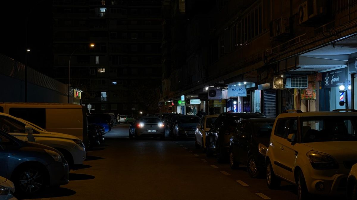 Comerciantes de la plaza de La Toja toman medidas drásticas ante la falta de luz en Alcorcón Comerciantes de la plaza de La Toja toman medidas drásticas ante la falta de luz en Alcorcón