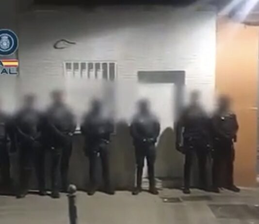 Golpe al tráfico de drogas en Alcorcón: desmantelan tres narcolocales e incautan una katana y un arma simulada