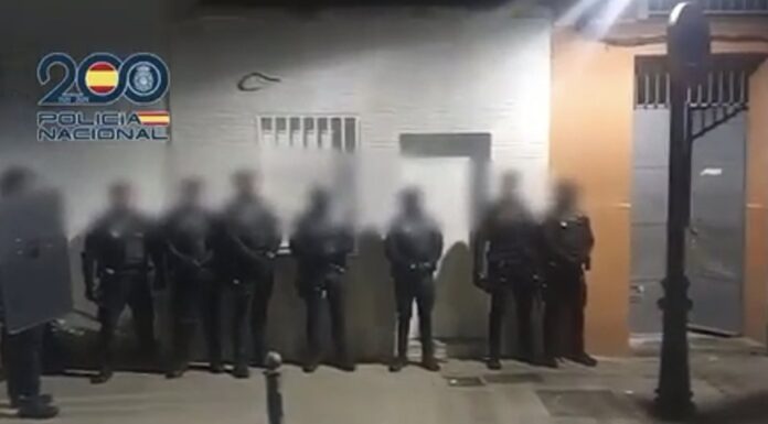 Golpe al tráfico de drogas en Alcorcón: desmantelan tres narcolocales e incautan una katana y un arma simulada