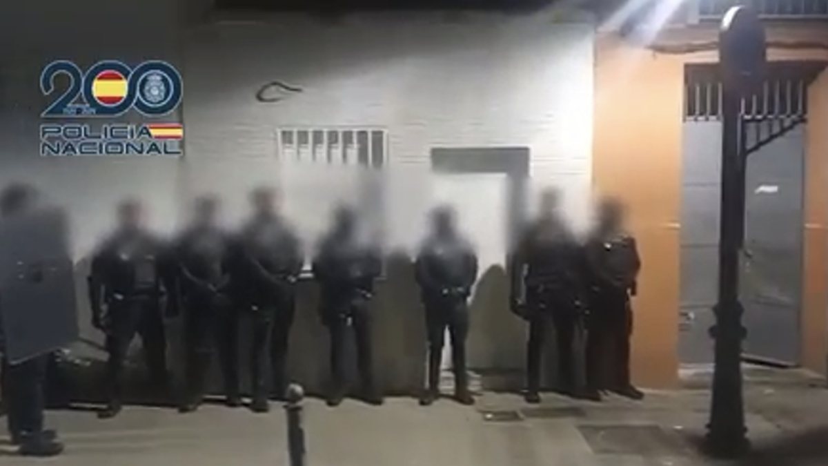 Golpe al tráfico de drogas en Alcorcón: desmantelan tres narcolocales e incautan una katana y un arma simulada Golpe al tráfico de drogas en Alcorcón: desmantelan tres narcolocales e incautan una katana y un arma simulada
