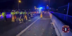 Vuelca un coche en la M-40 a la altura de Alcorcón: buscan al conductor y encuentran bombonas del gas de la risa