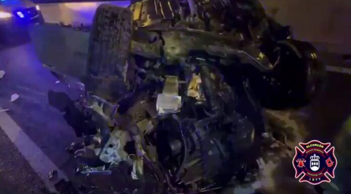 Vuelca un coche en la M-40 a la altura de Alcorcón: buscan al conductor y encuentran bombonas del gas de la risa Vuelca un coche en la M-40 a la altura de Alcorcón: buscan al conductor y encuentran bombonas del gas de la risa