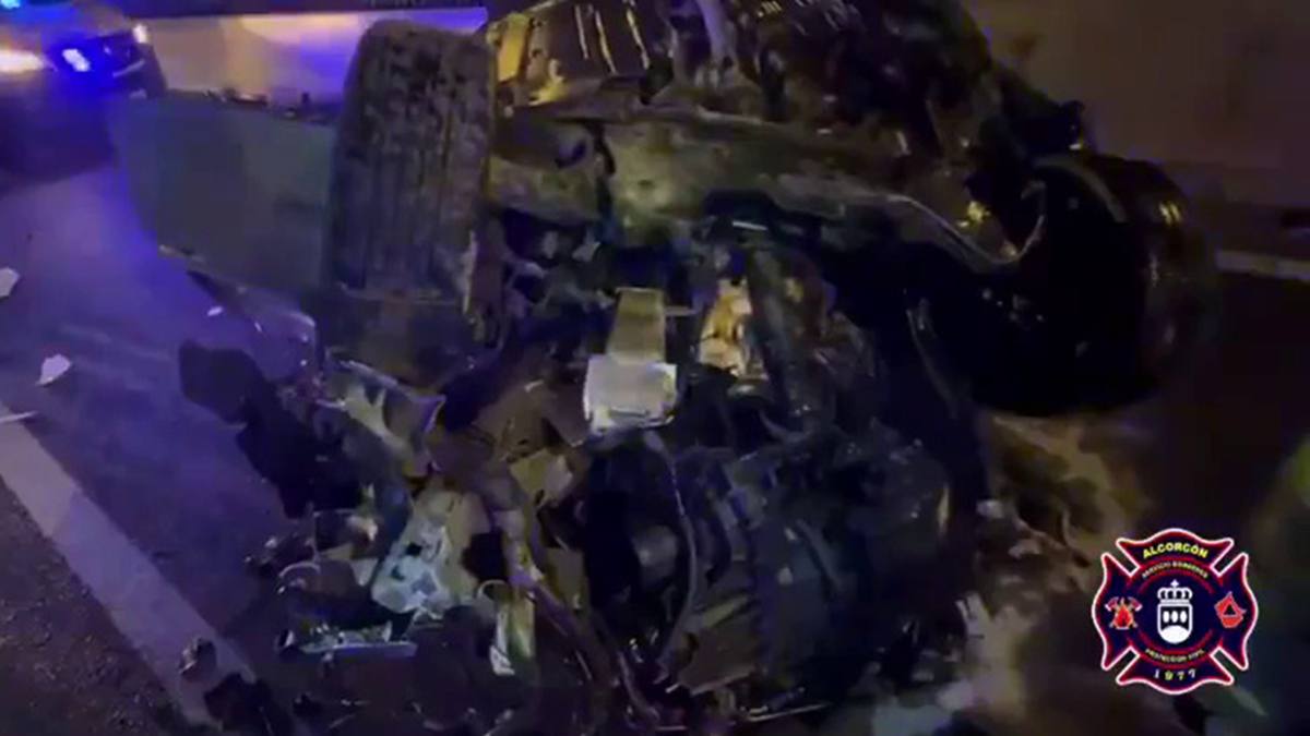 Vuelca un coche en la M-40 a la altura de Alcorcón: buscan al conductor y encuentran bombonas del gas de la risa