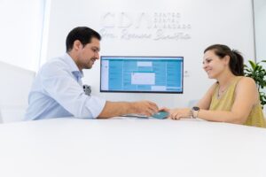 Raúl Tena, cofundador de Centro Dental Avanzado en Alcorcón: "El trato con los pacientes es muy bonito. Se sienten como en casa"