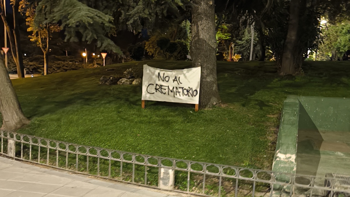 Vecinos de Alcorcón recogen firmas para detener la futura construcción de un Tanatorio - Crematorio en el Polígono
