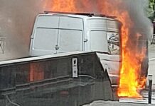 Aparatoso incendio de una furgoneta en Alcorcón: se desconocen las causas