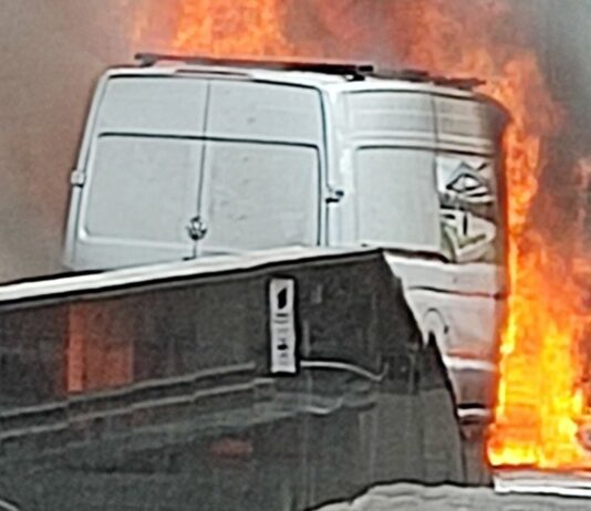 Aparatoso incendio de una furgoneta en Alcorcón: se desconocen las causas