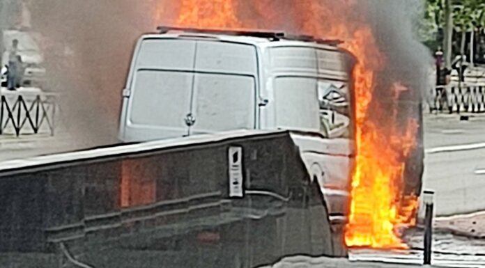 Aparatoso incendio de una furgoneta en Alcorcón: se desconocen las causas