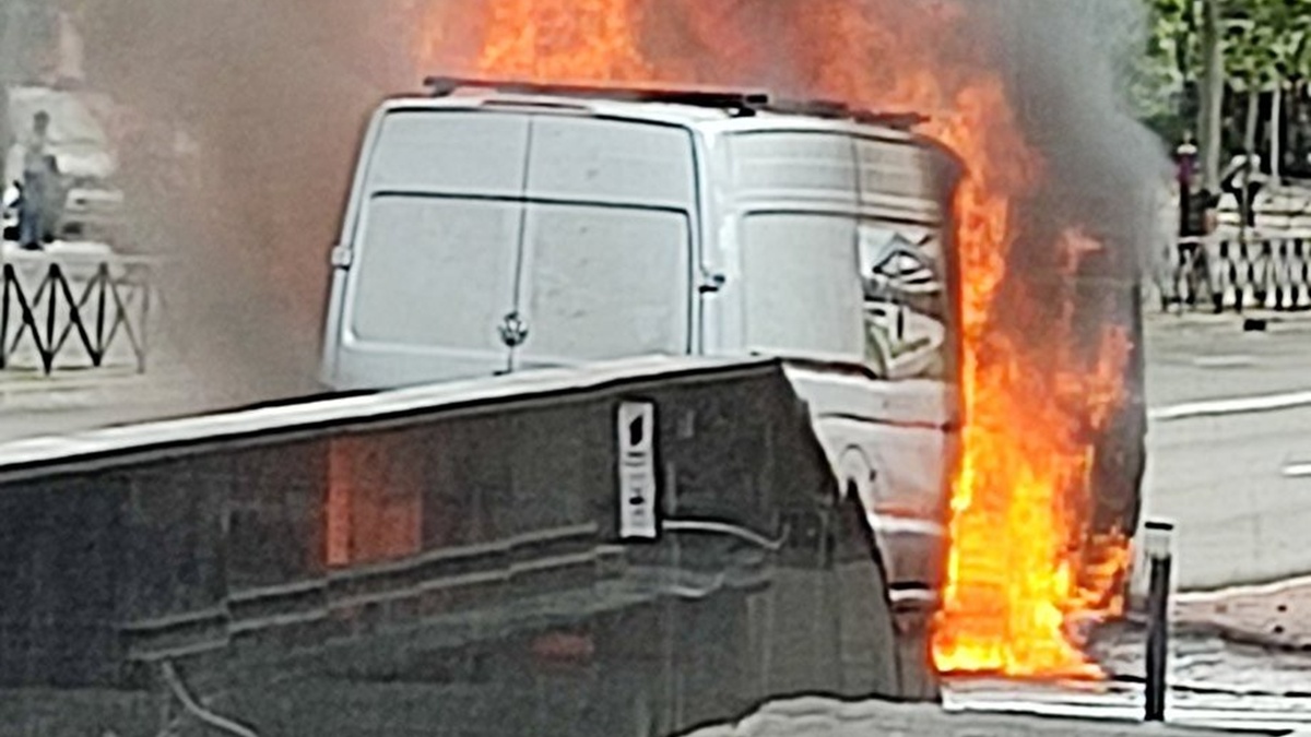 Aparatoso incendio de una furgoneta en Alcorcón: se desconocen las causas