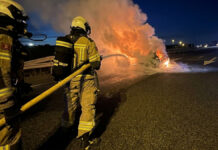 Intervención de los Bomberos de Alcorcón en el incendio de un vehículo en plena M-50: dos heridos leves