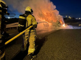 Intervención de los Bomberos de Alcorcón en el incendio de un vehículo en plena M-50: dos heridos leves
