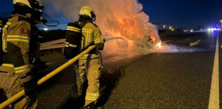 Intervención de los Bomberos de Alcorcón en el incendio de un vehículo en plena M-50: dos heridos leves